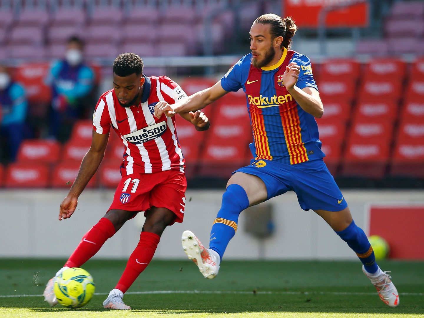 El jugador del Atlético Thomas Lemar dispara a puerta ante la defensa de Óscar Mingueza, del FC Barcelona. (EFE)