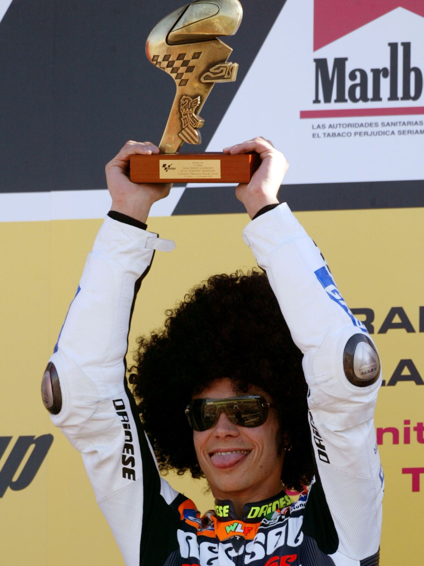 Valentino, en el podio del Gran Premio de la Comunidad Valenciana disfrazado con una peluca. (Reuters)