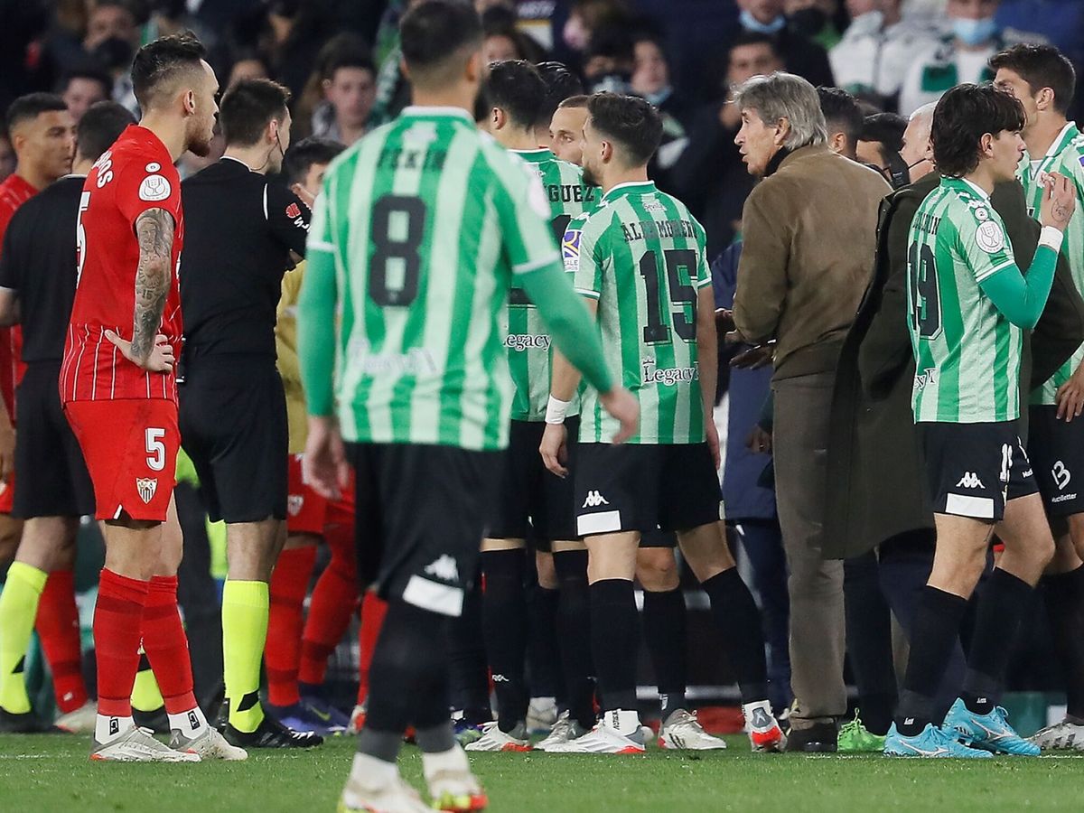 Foto: El árbitro De Burgos Bengoetxea (3-i) manda a vestuarios a los jugadores. (EFE/José Manuel Vidal)