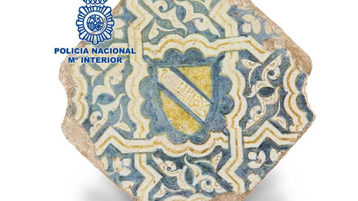 La Policía recupera un azulejo que podría pertenecer a La Alhambra tras ser vendido por 12000 euros en Madrid