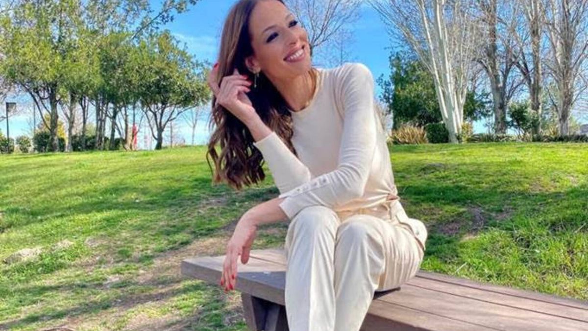 Eva González estrena la primavera con pantalones blancos y deportivas