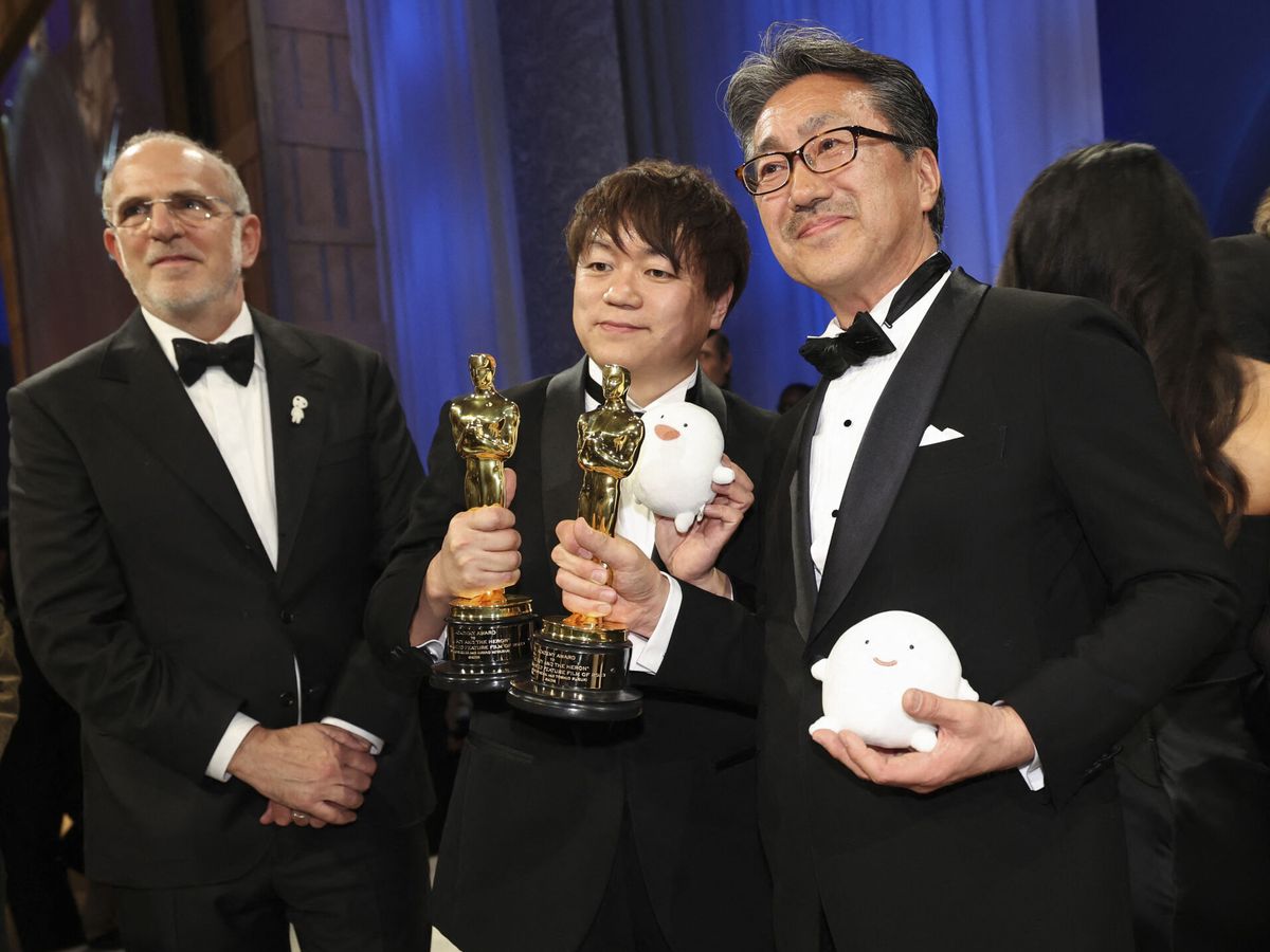 Foto: Kiyofumi Nakajima y Kenichi Yoda con el Oscar para 'El chico y la garza', de Miyazaki. (Reuters)