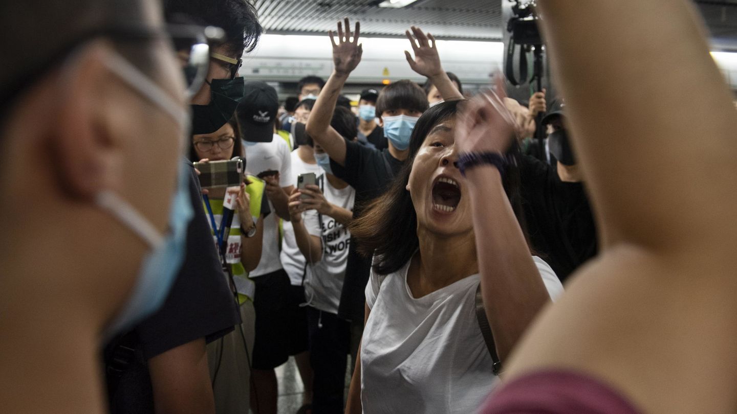 Hong Kong (China), 04 08 2019.- Protesters and commuters clash on a Mass Transit Railway (MTR) subway train as protesters disrupt services by preventing train doors from closing in Diamond Hill MTR station, Hong Kong, China, 05 August 2019. Hong Kong