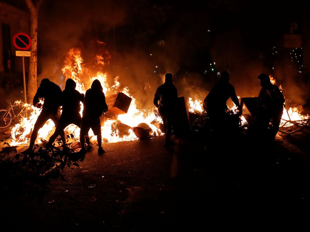 Foto: Protestas violentas en Barcelona, en la noche de este 15 de octubre. (Reuters)