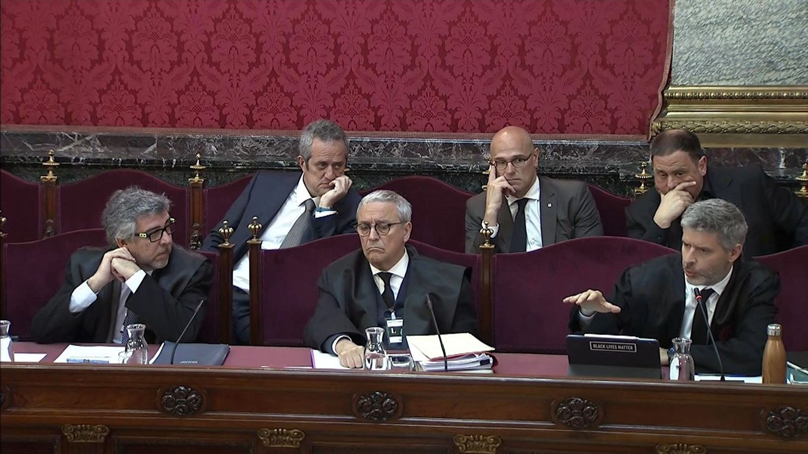 Foto: Imagen de las defensas en el juicio del 'procés', junto a Junqueras, Romeva y Forn. (EFE)