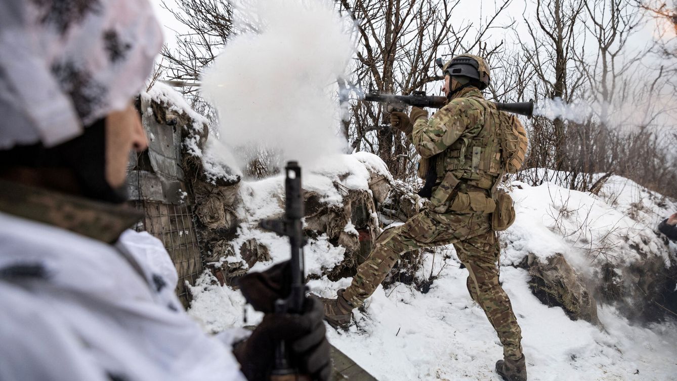 Foto: Soldados ucranianos en el frente de Marinka, en la región ucraniana de Donetsk. (Reuters/Marko Djurica)