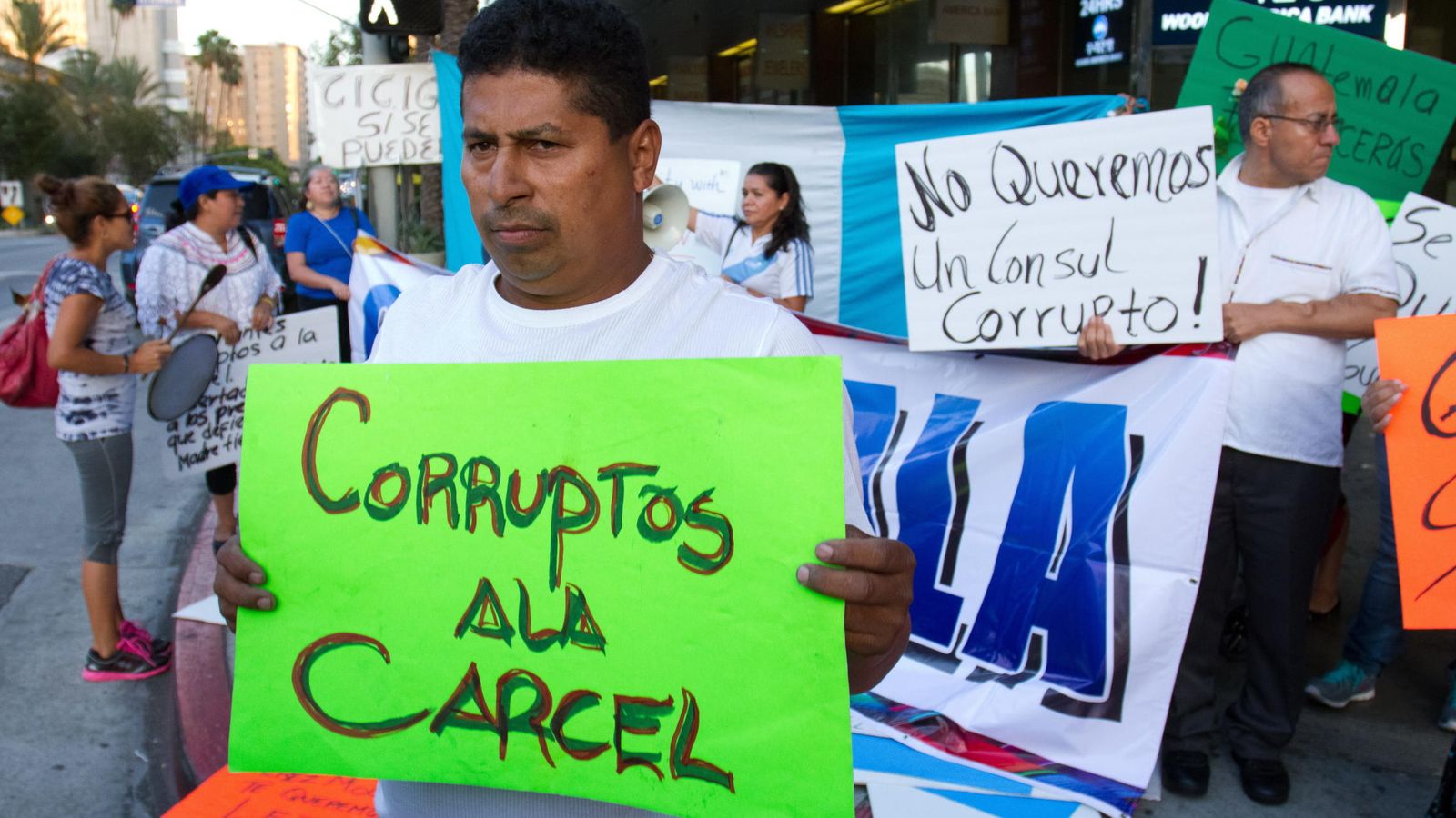Foto: Guatemaltecos protestan por la red de corrupción del depuesto presidente. (Efe)