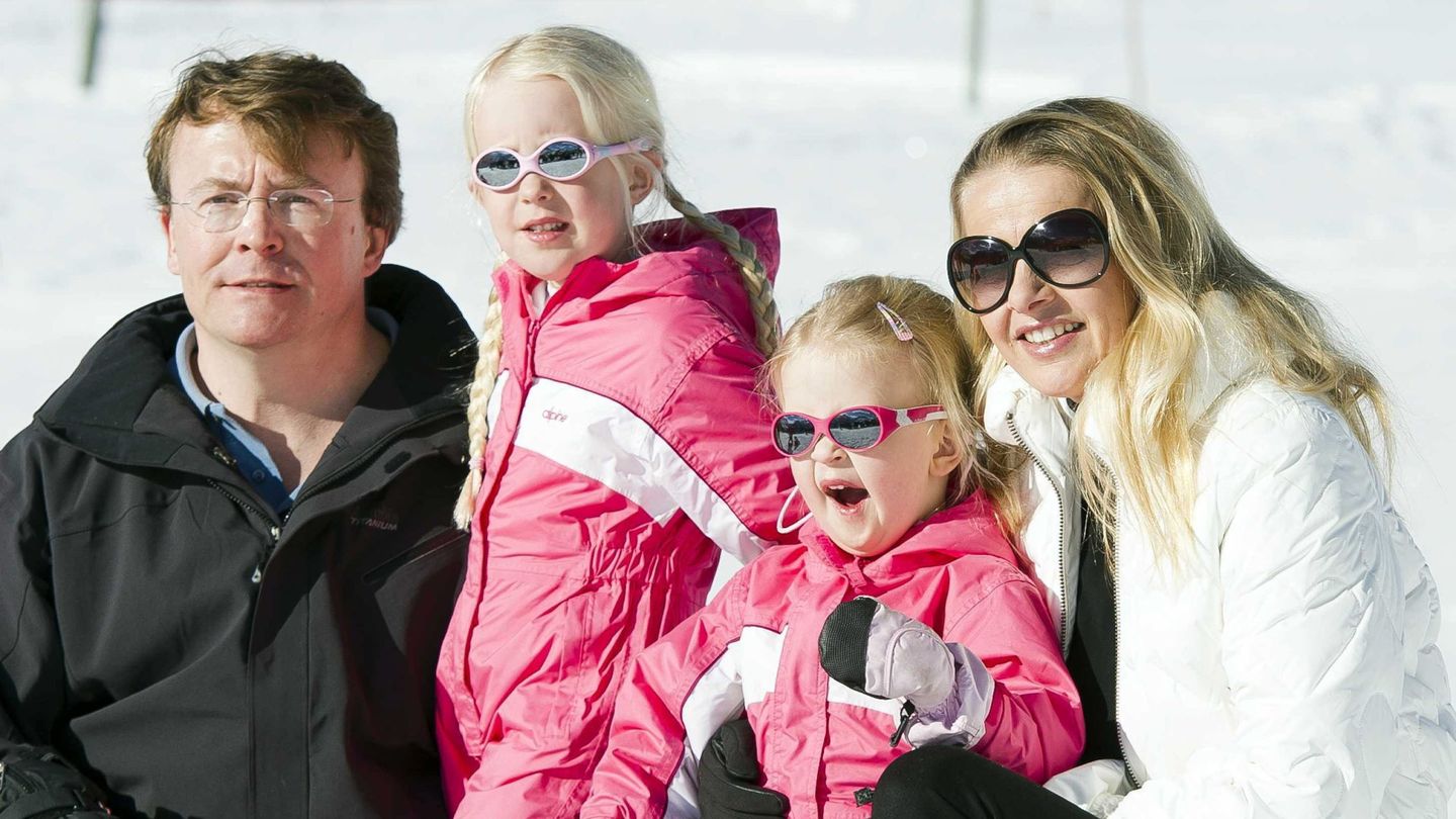 Friso de Holanda y su esposa, la princesa Mabel, junto a sus hijas Zaria y Luana en el complejo de esquí de Lech, Austria. (EFE/Frank Van Beek)