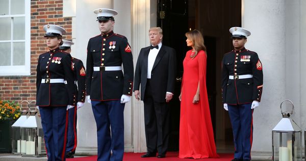 Foto: Melania y Donald Trump esperan al príncipe de Gales. (Reuters) 