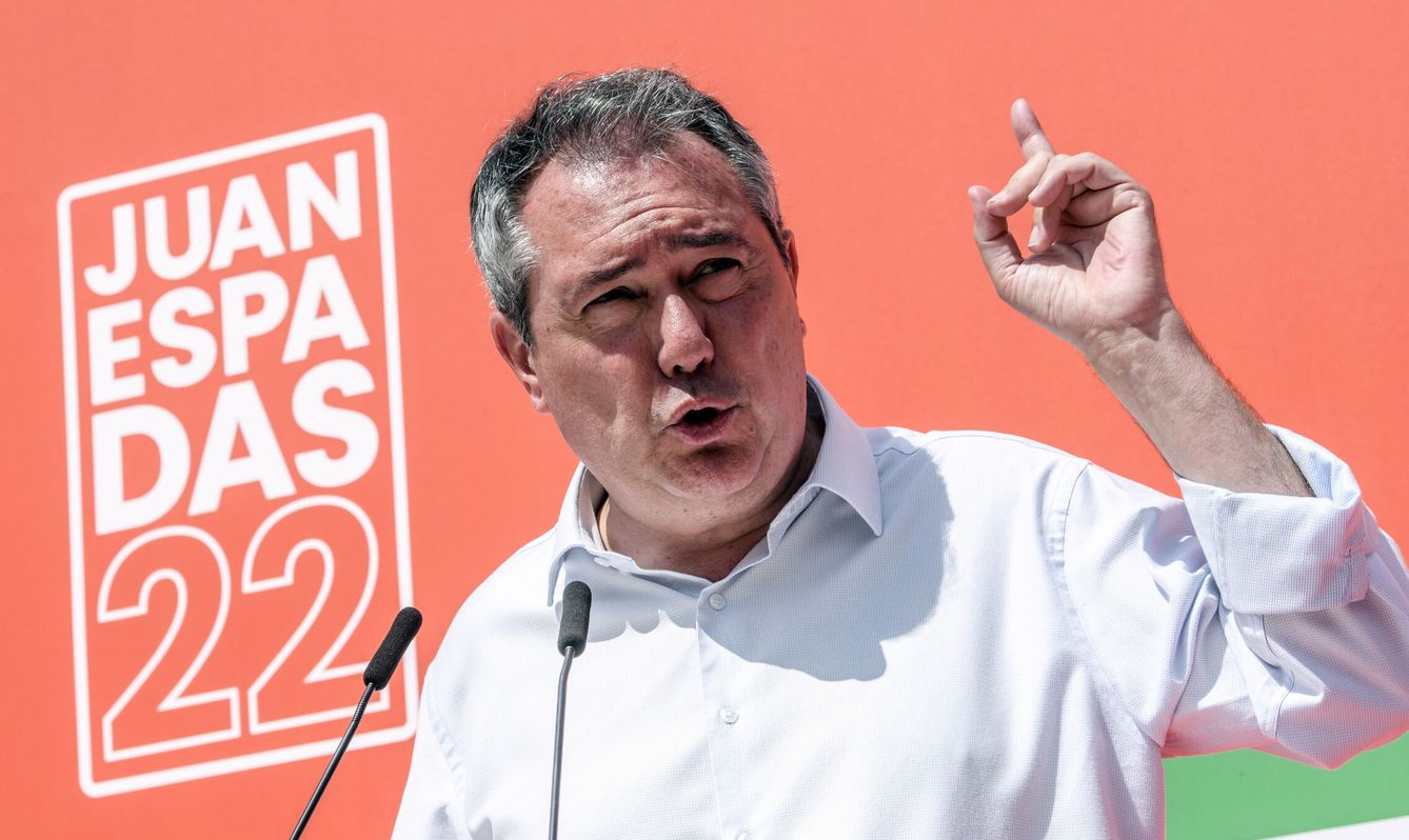 Juan Espadas, en un acto electoral en la localidad sevillana de La Algaba. (EFE/Raúl Caro) 