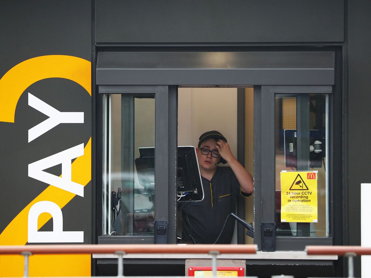 Foto: Un empleado de una cadena de comida rápida. (Reuters)