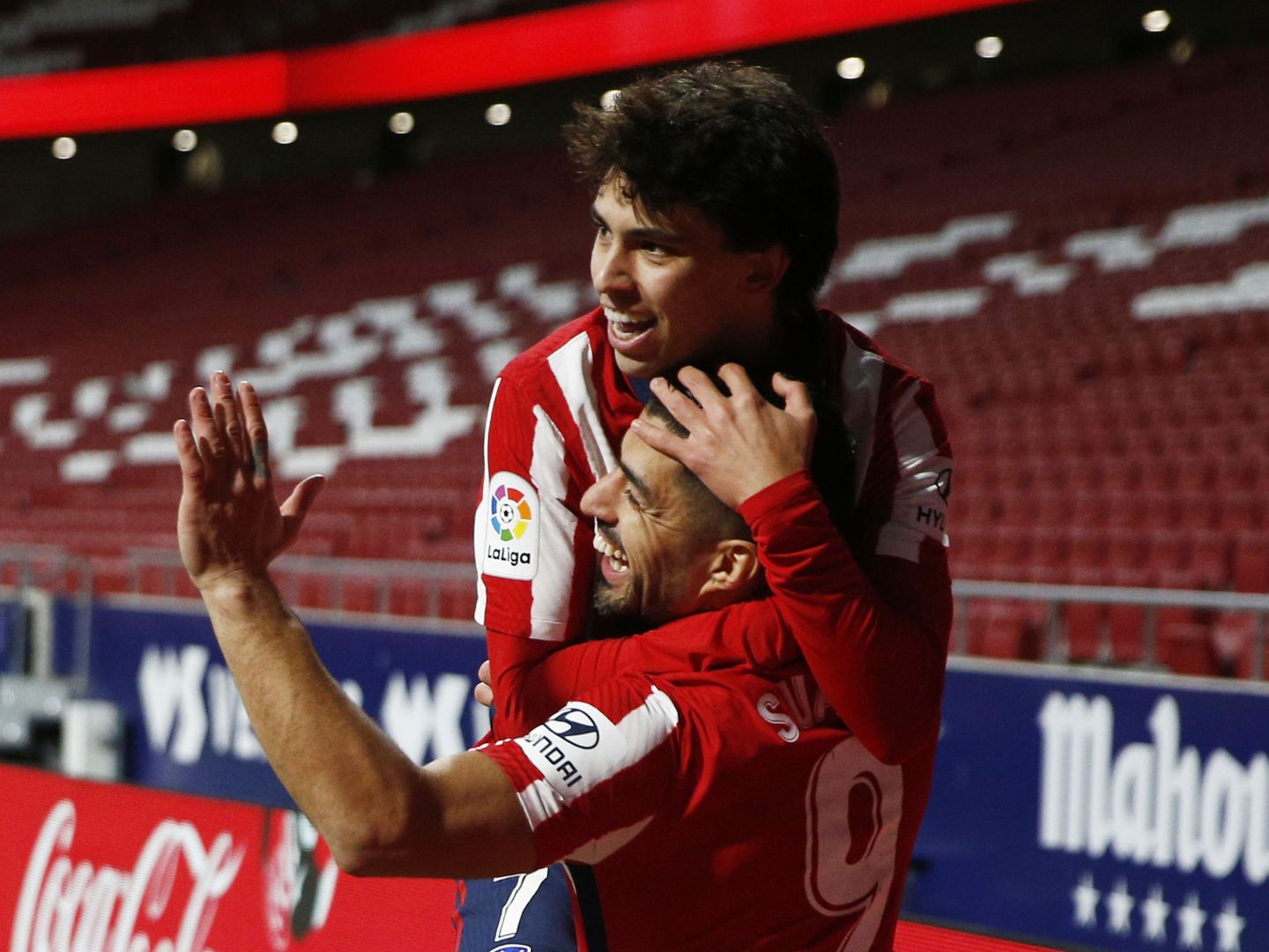 Luis Suarez y Joao Felix celebran un gol. (Reuters)