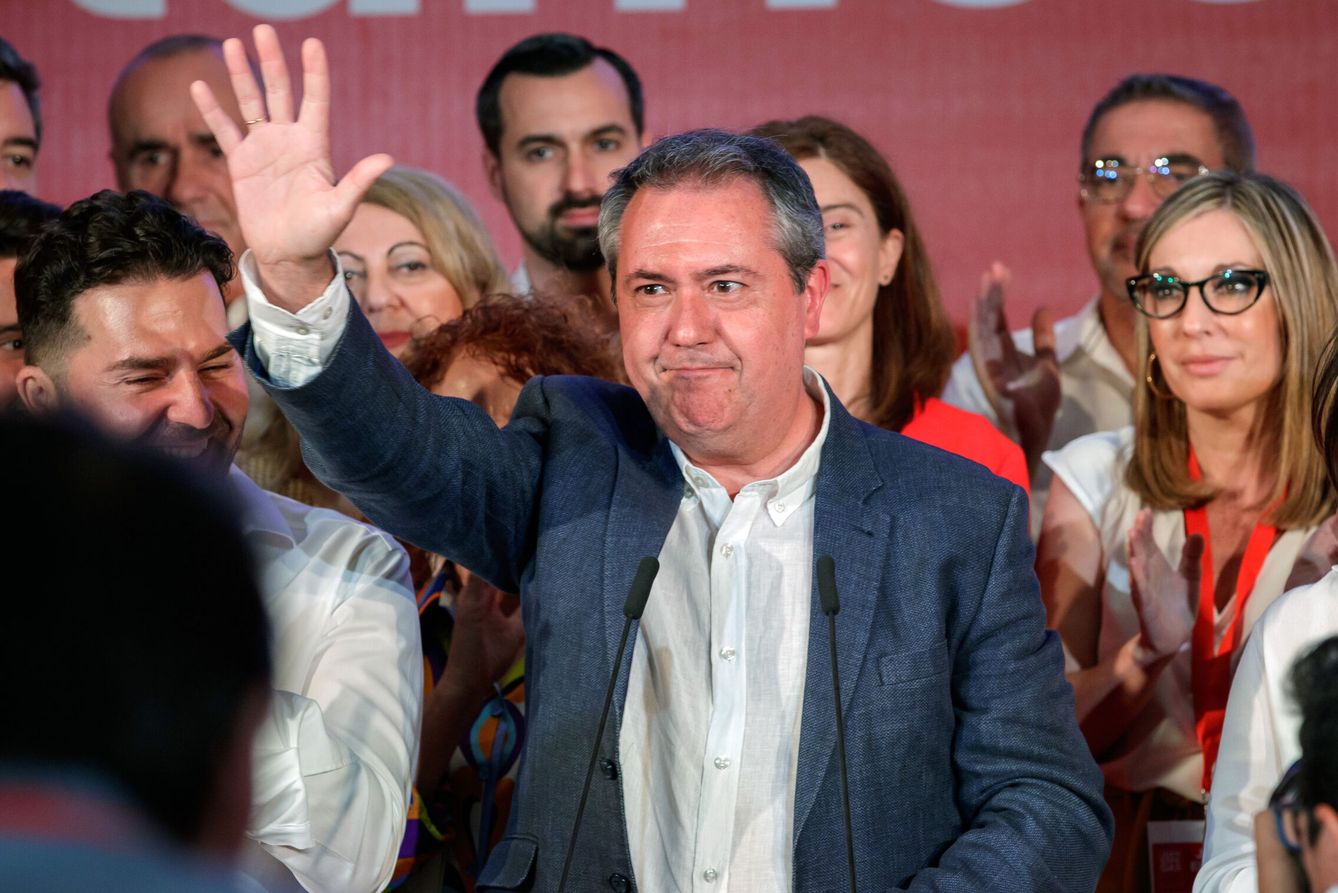 Juan Espadas saluda a sus simpatizantes. (EFE/Julio Muñoz)