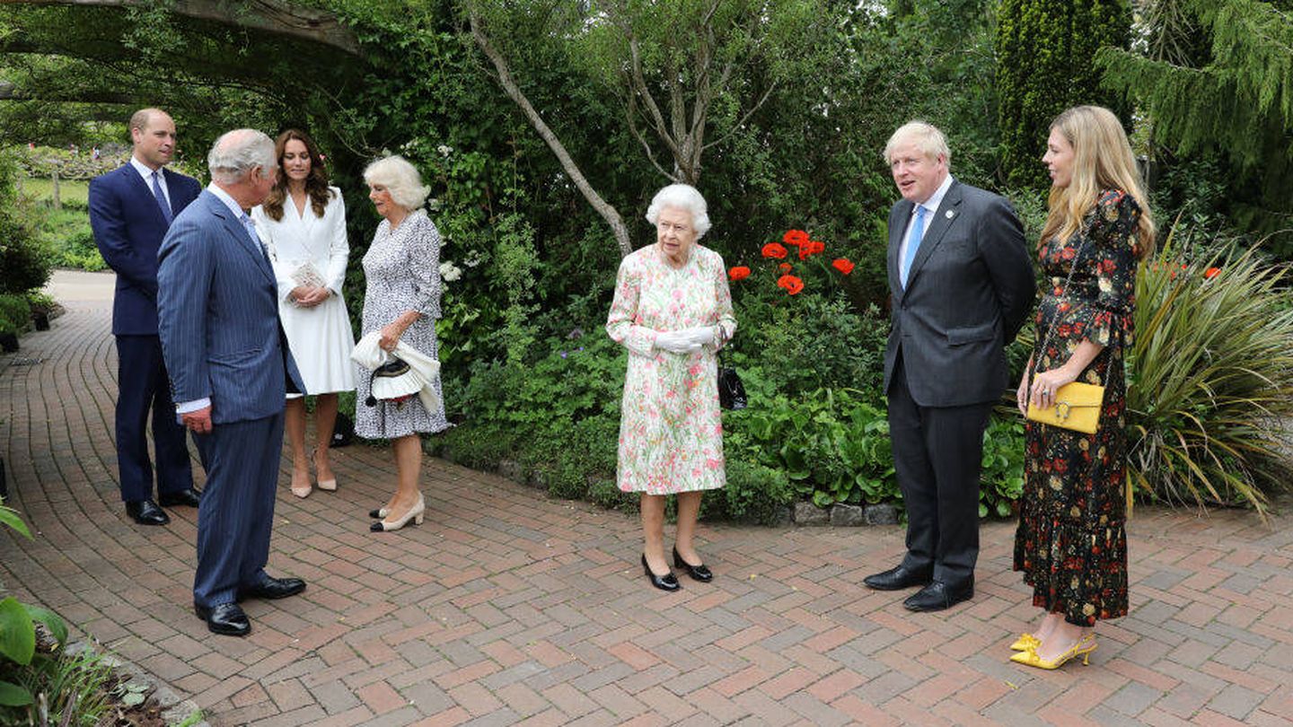 Isabel II, los duques de Cambridge, el príncipe Carlos y Camilla Parker junto a Boris Johnson y Carrie Johnson. (Getty)