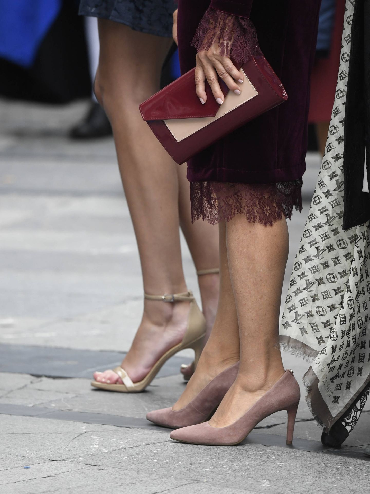 Detalle de los zapatos y el bolso de Paloma Rocasolano. (Limited Pictures)