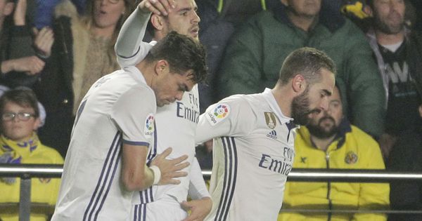 Foto: Morata es felicitado tras marcar el gol que dio el triunfo al Real Madrid ante el Villarreal (Reuters)