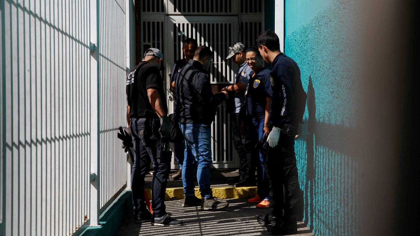 Investigadores buscan pruebas en un edificio tras el supuesto atentado contra Maduro. (Reuters) 