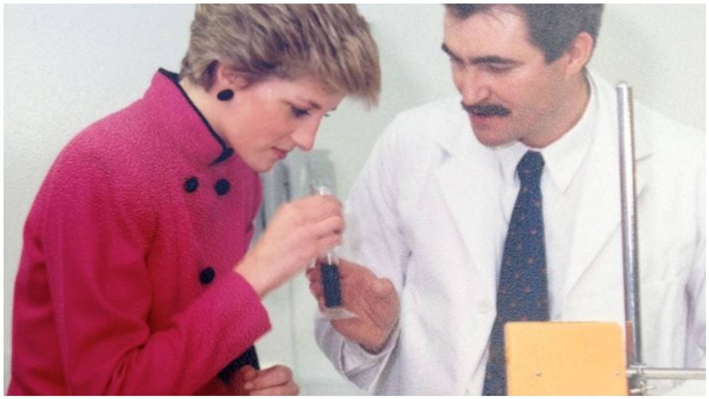 La princesa Diana y Mark Constantine, en el laboratorio de Lush. (Cortesía)