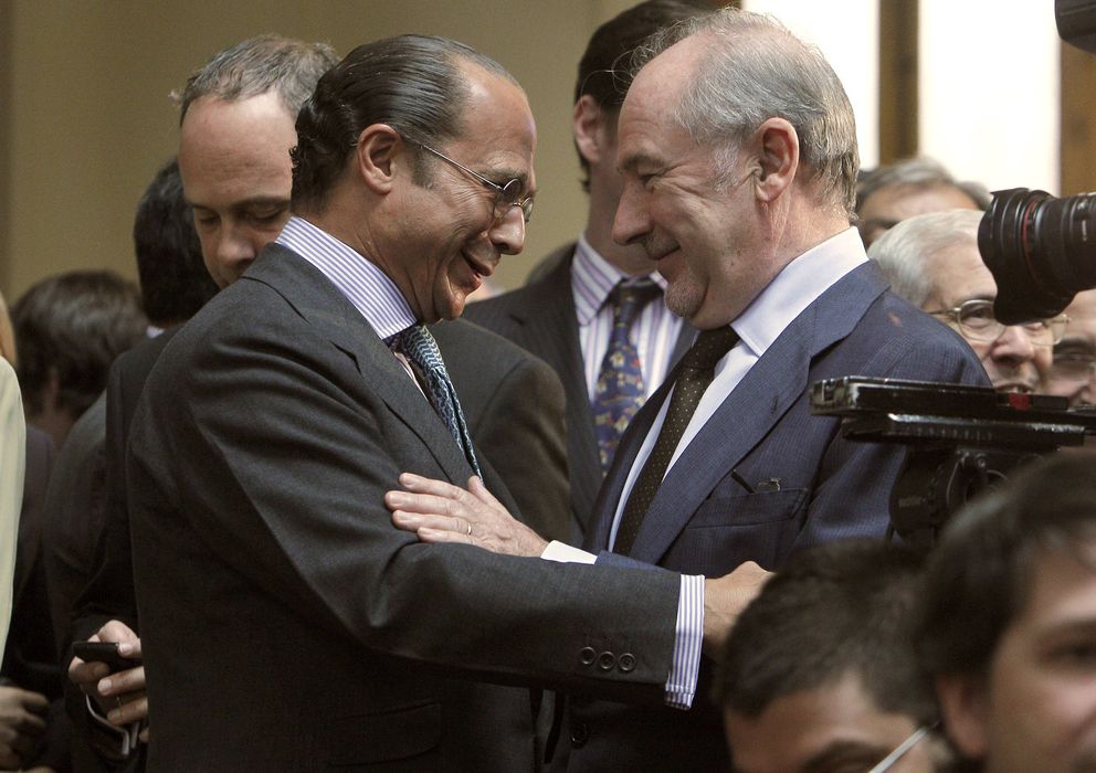Foto: El expresidente de Bankia, Rodrigo Rato (d), saluda al expresidente de Iberia, Antonio Vázquez (Efe)