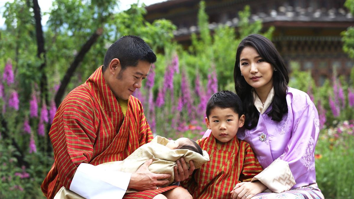 Los reyes de Bután presentan a su segundo hijo en 5 fotografías muy reveladoras