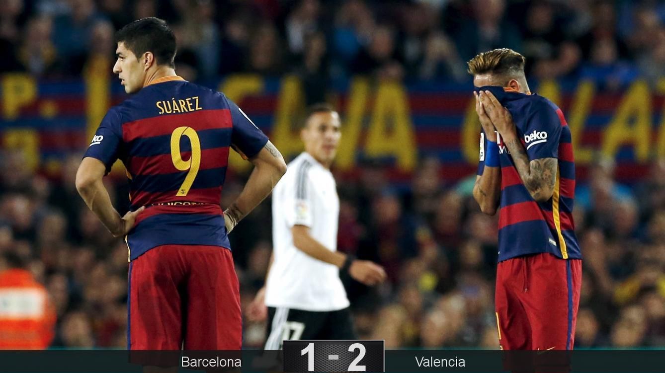 Foto: Suárez y Neymar se lamentan tras el segundo gol del Valencia. (EFE)