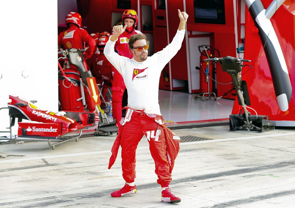 Foto: Fernando Alonso saludando en Monza durante el pasado gran premio.