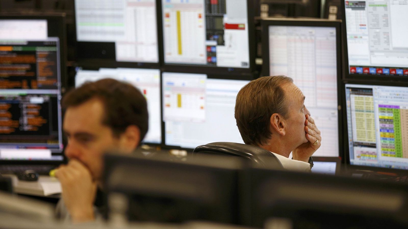 Foto: Traders trabajando delante de las pantallas de cotizaciones. (Reuters)