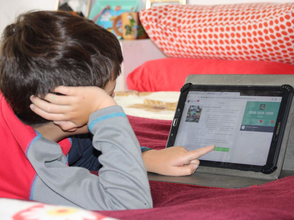 Foto:  Un niño consulta una tablet. (EFE/Elías L. Benarroch)