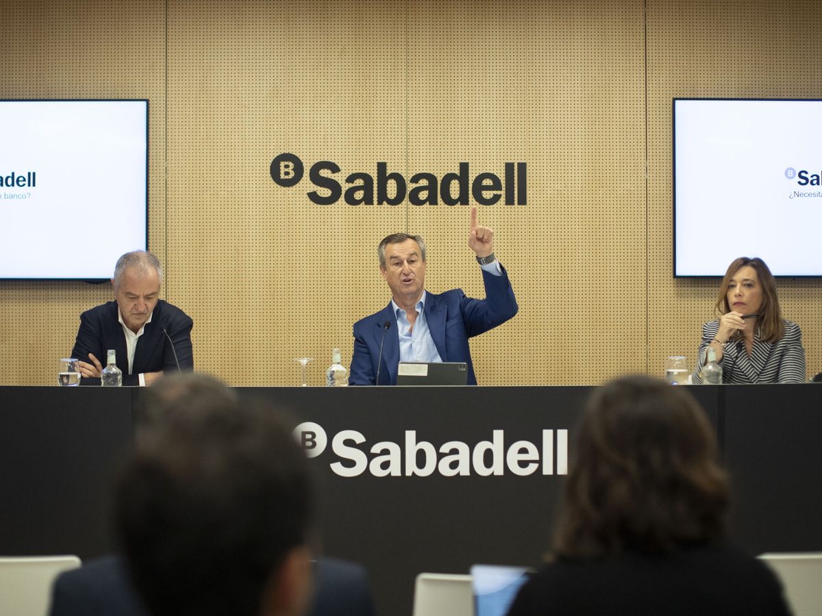 Foto: César Gónzalez-Bueno (c), CEO de Banco Sabadell. (EFE/Marta Pérez)