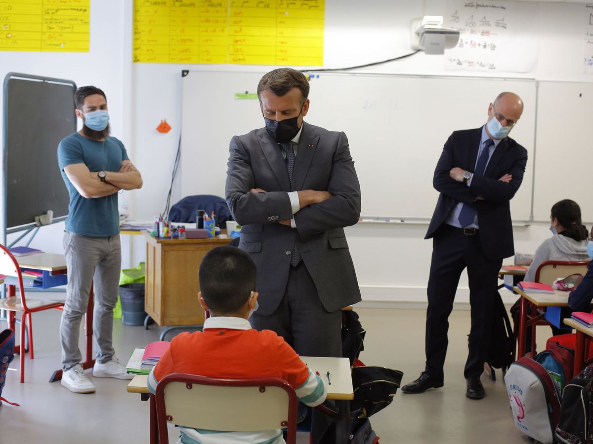 Foto: El presidente francés, Emmanuel Macron, visita una escuela durante la pandemia. (EFE/Thibault Camus)