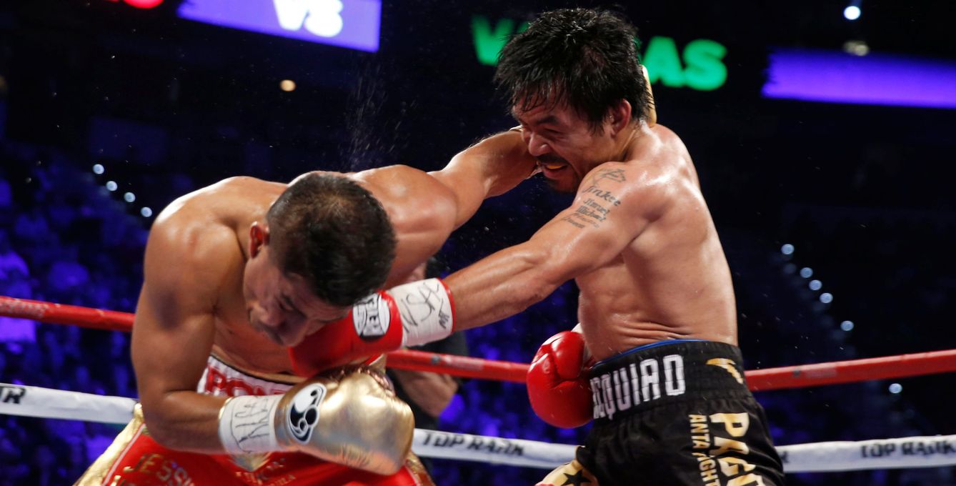 Manny Pacquiao atacando a Vargas. (Reuters)