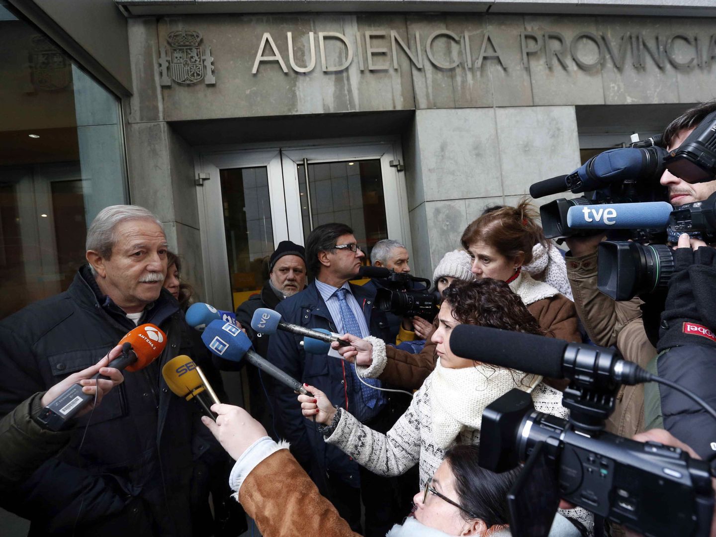 El ex secretario general de UGT-Asturias, Justo Rodríguez Braga (i), después de que la titular del juzgado número 4 de Oviedo le dejara en libertad sin cargos. (EFE)