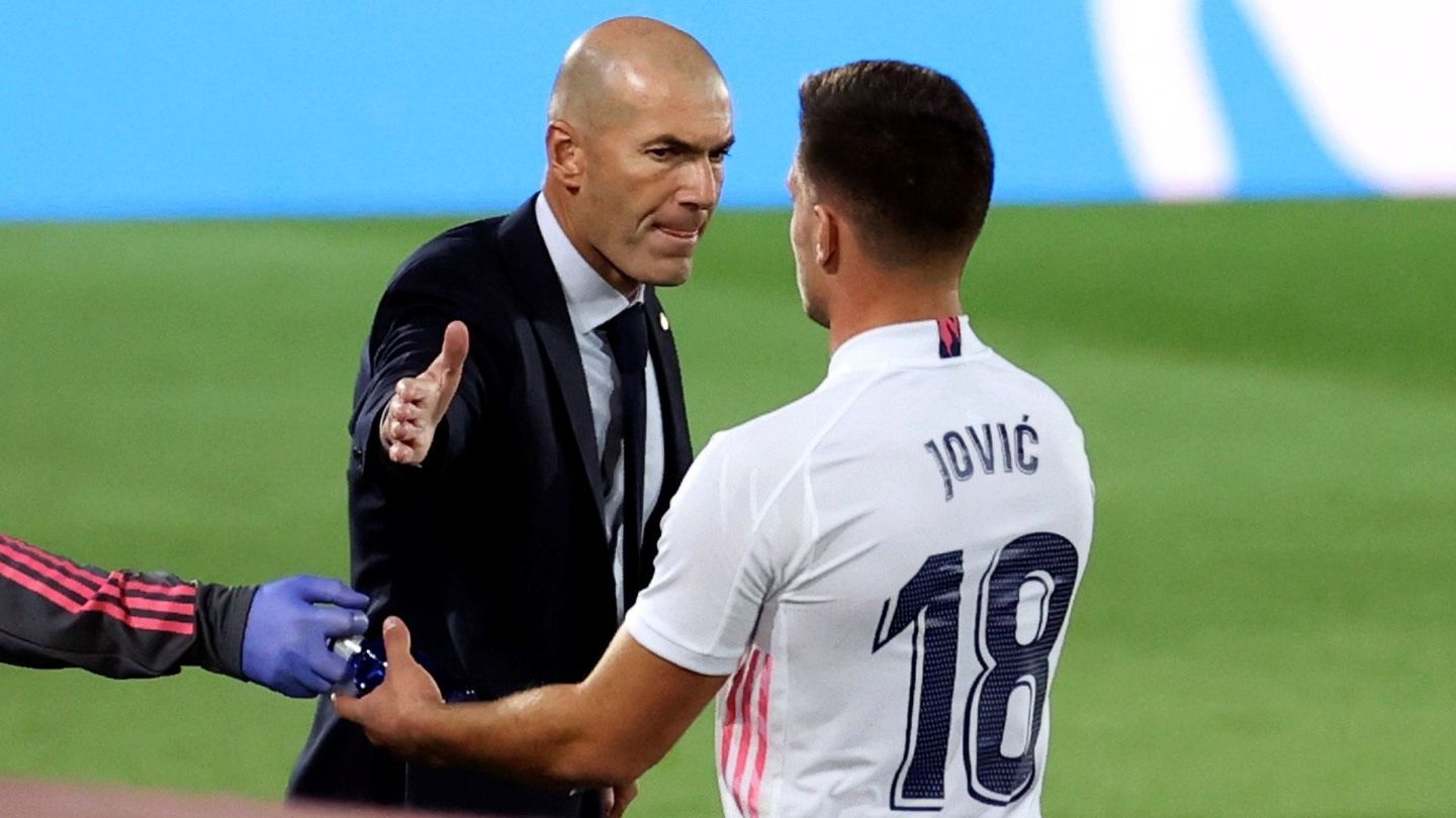 Zidane choca la mano de Jovic. (Efe)