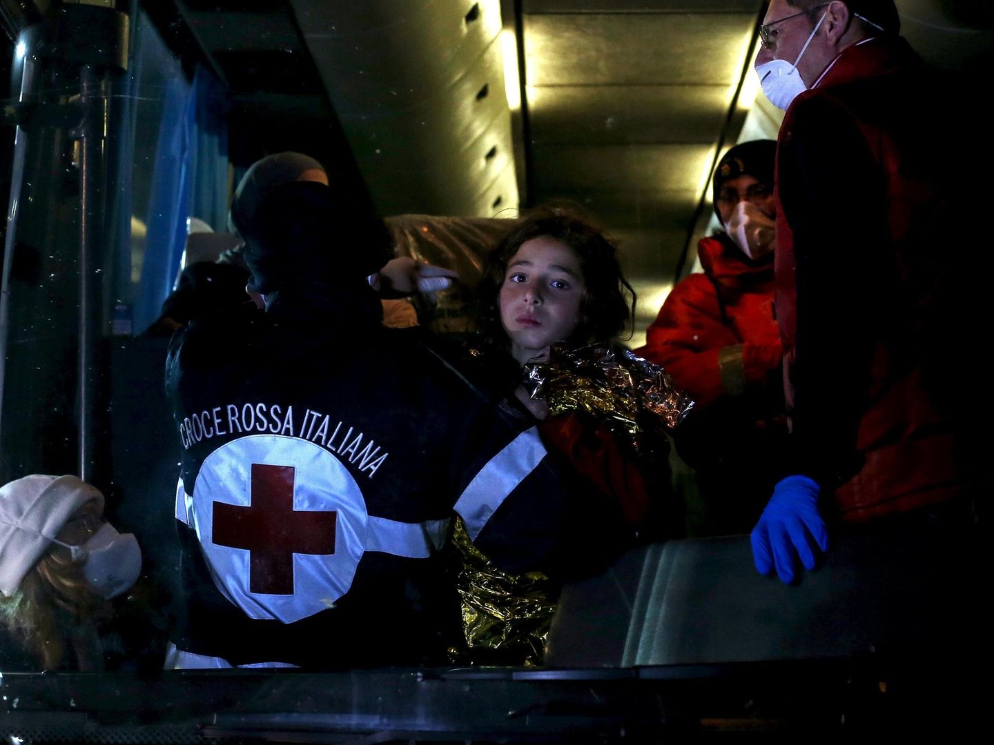 Un niño sube a un autobús tras la llegada de refugiados a Pozzallo, Sicilia (Reuters).