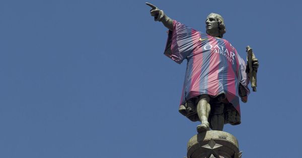 Foto: Estatua de Cristóbal Colón en Barcelona con la camiseta del Barça. (EFE)