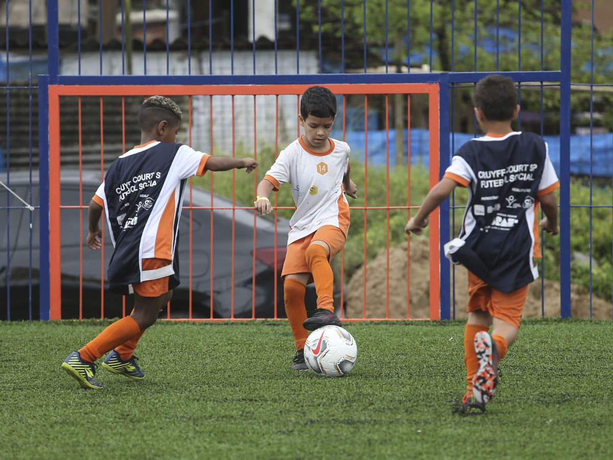 Foto: Imagen de unos niños jugando a fútbol, en archivo. (EFE/Guilherme Dionísio)