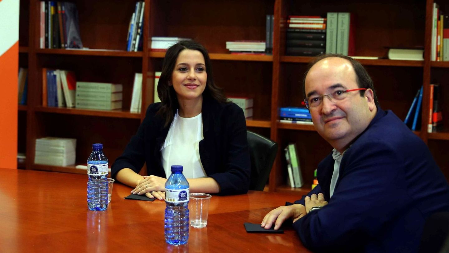 La líder de Ciudadanos en Cataluña,Inés Arrimadas , junto al primer secretario del PSC, Miquel Iceta. (EFE)