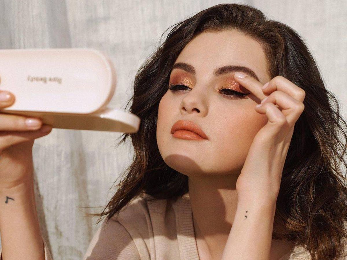 Foto: Selena Gomez, en una imagen promocional de Rare Beauty con sus sombras melocotón. (Instagram @rarebeauty)