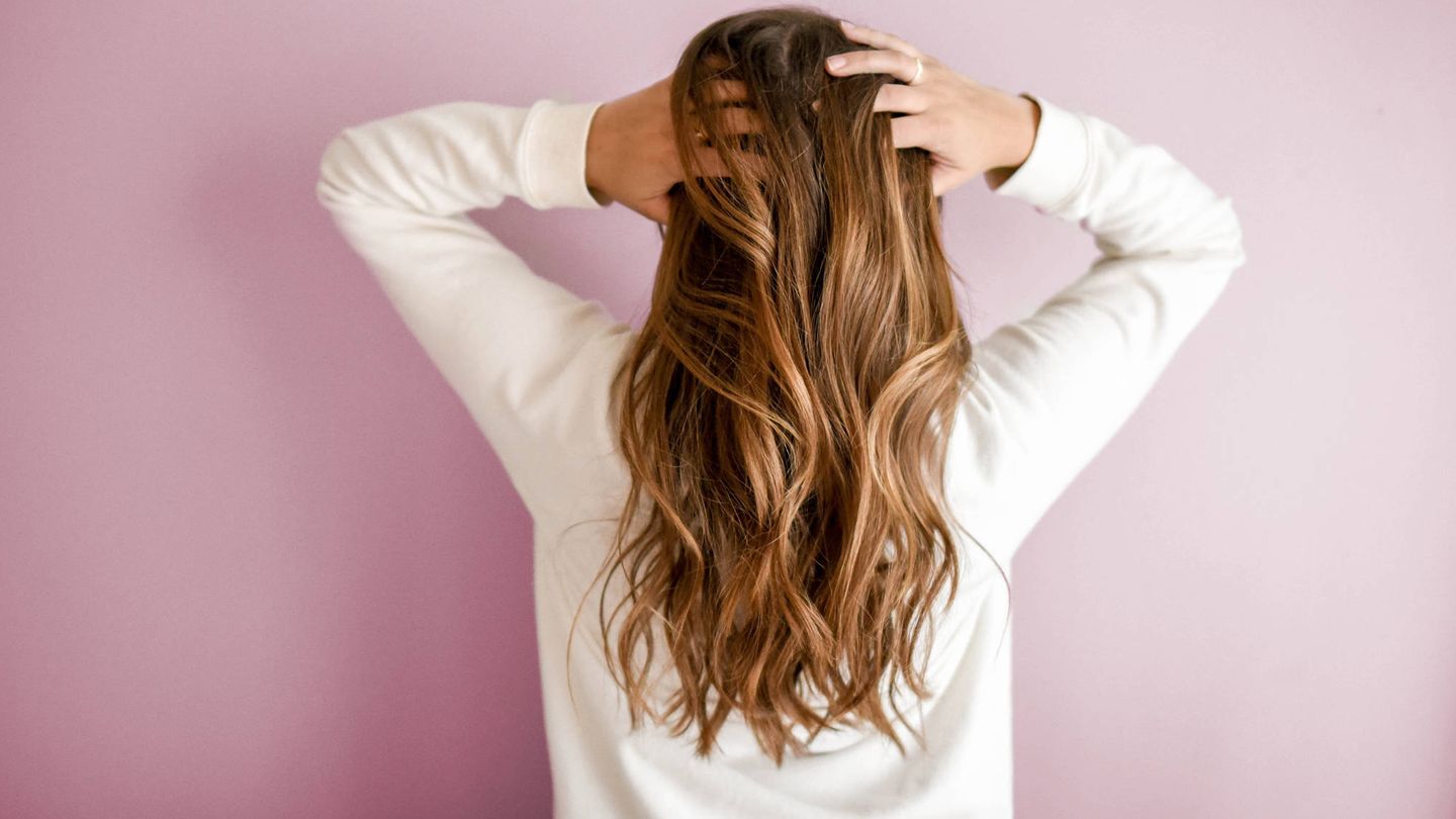 Majear la raíz del cabello puede estimular las glándulas sebáceas. (Unsplash/Element Digital)