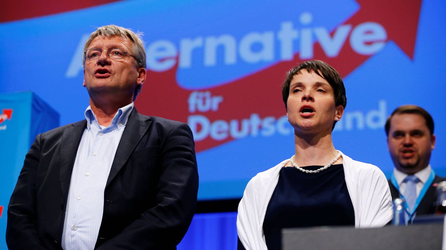Petry canta junto a Meuthen al final del congreso del partido en Stuttgart, en mayo de 2016. (Reuters) 
