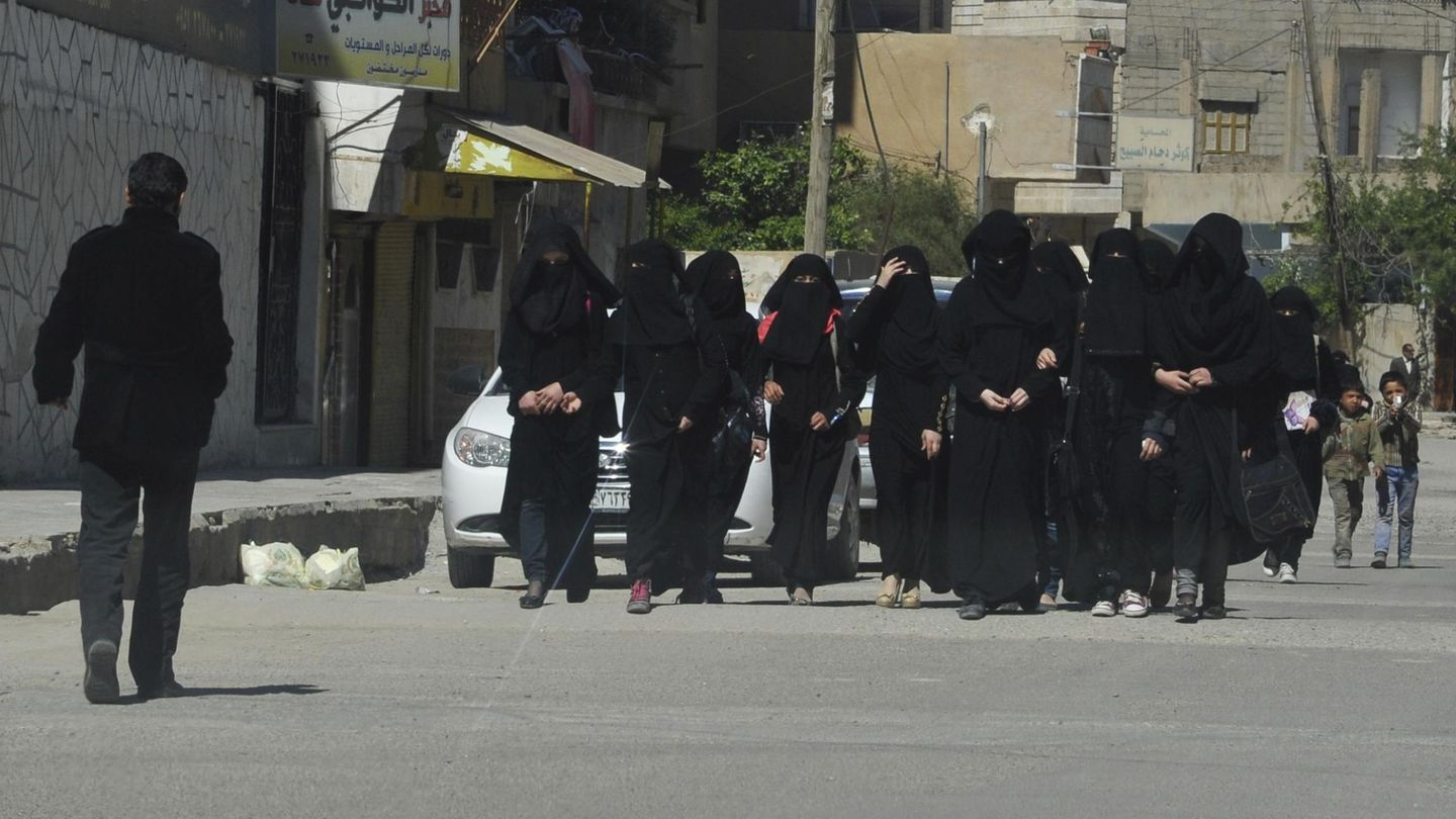 Estudiantes con niqab caminan por Raqqa, en Siria, capital del Estado Islámico (Reuters).