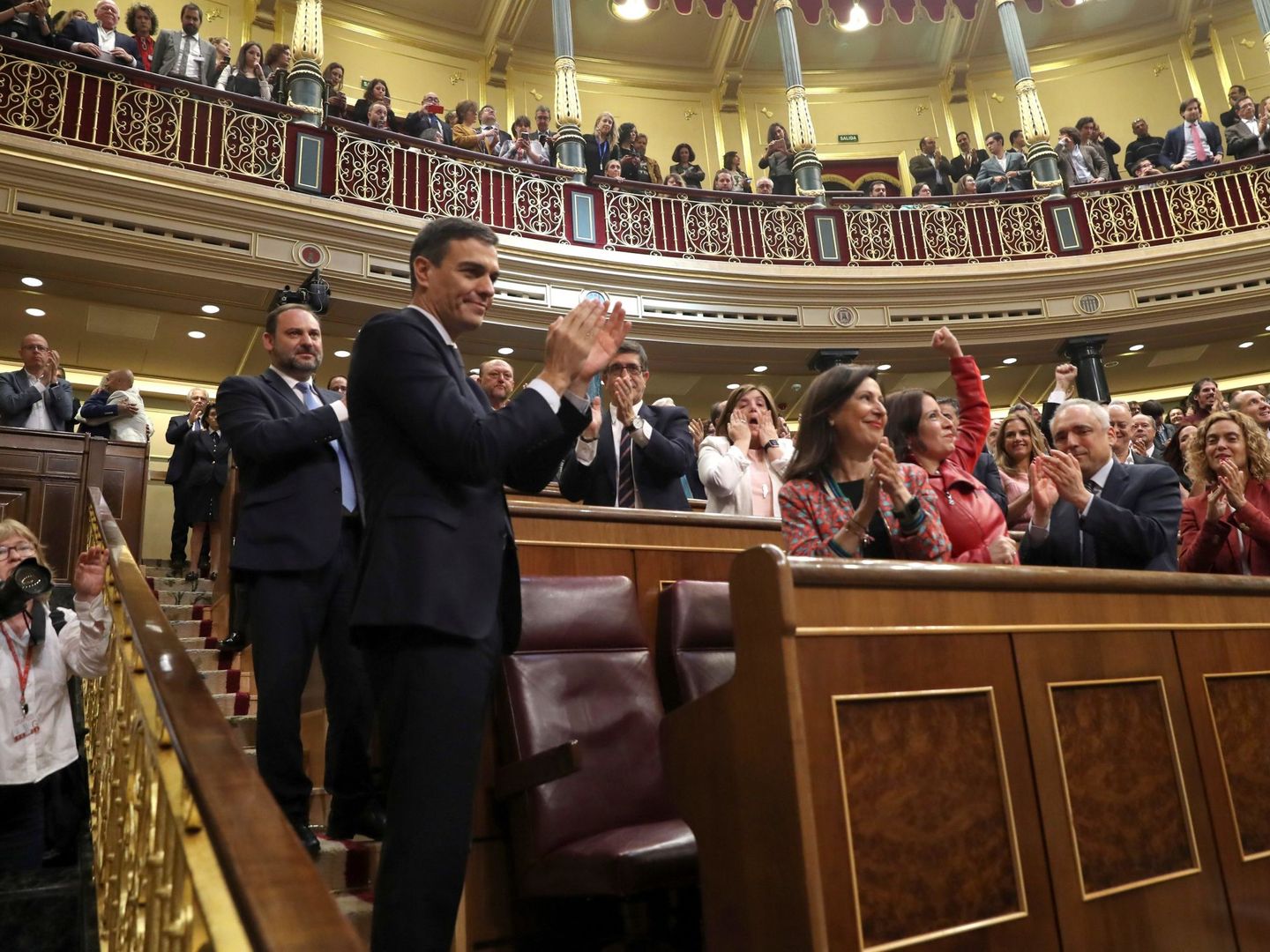 Pedro Sánchez es aplaudido por toda la bancada socialista tras las votaciones de la moción de censura. (EFE) 