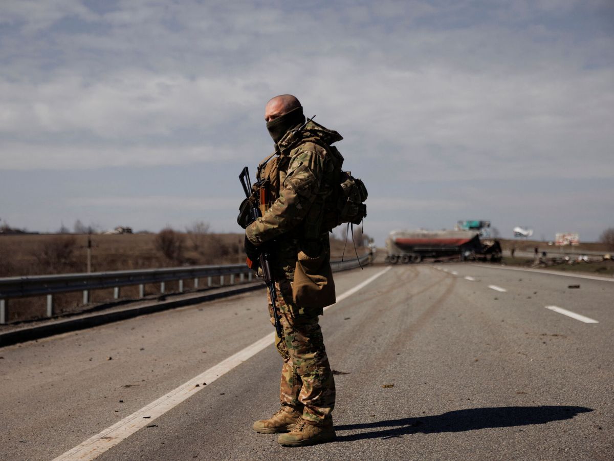 Foto: Un soldado ucraniano vigila en el lugar de una batalla entre las fuerzas ucranianas y rusas en las afueras de Kharkiv. (Reuters/Thomas Peter)