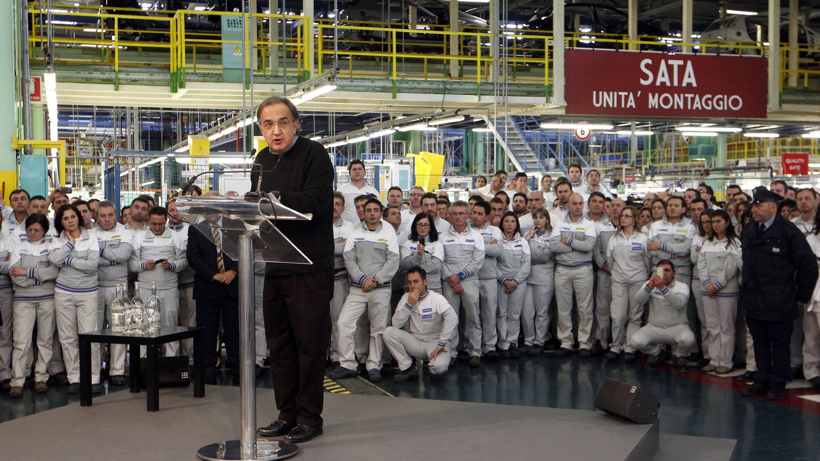 Foto: El director ejecutivo de Fiat Sergio Marchionne habla a los trabajadores de la fábrica de la firma en Melfi, en diciembre de 2012. (Reuters)
