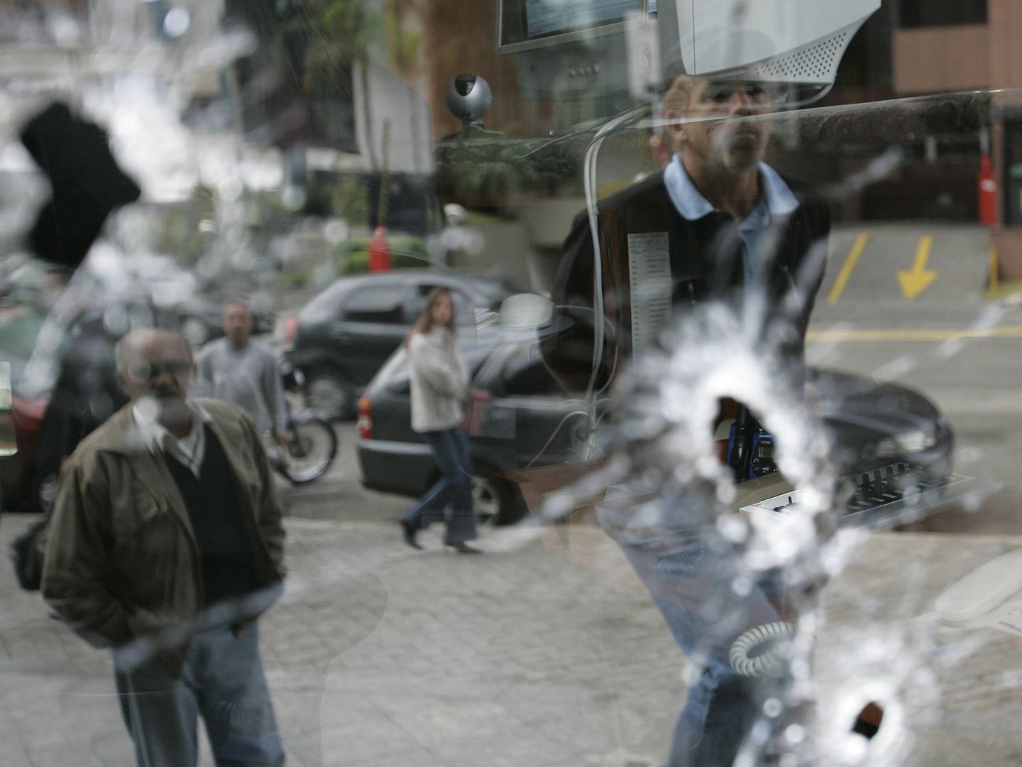 Agujeros de bala en una oficina ametrallada por una banda criminal organizada en Sao Paulo, en mayo de 2006. (Reuters)