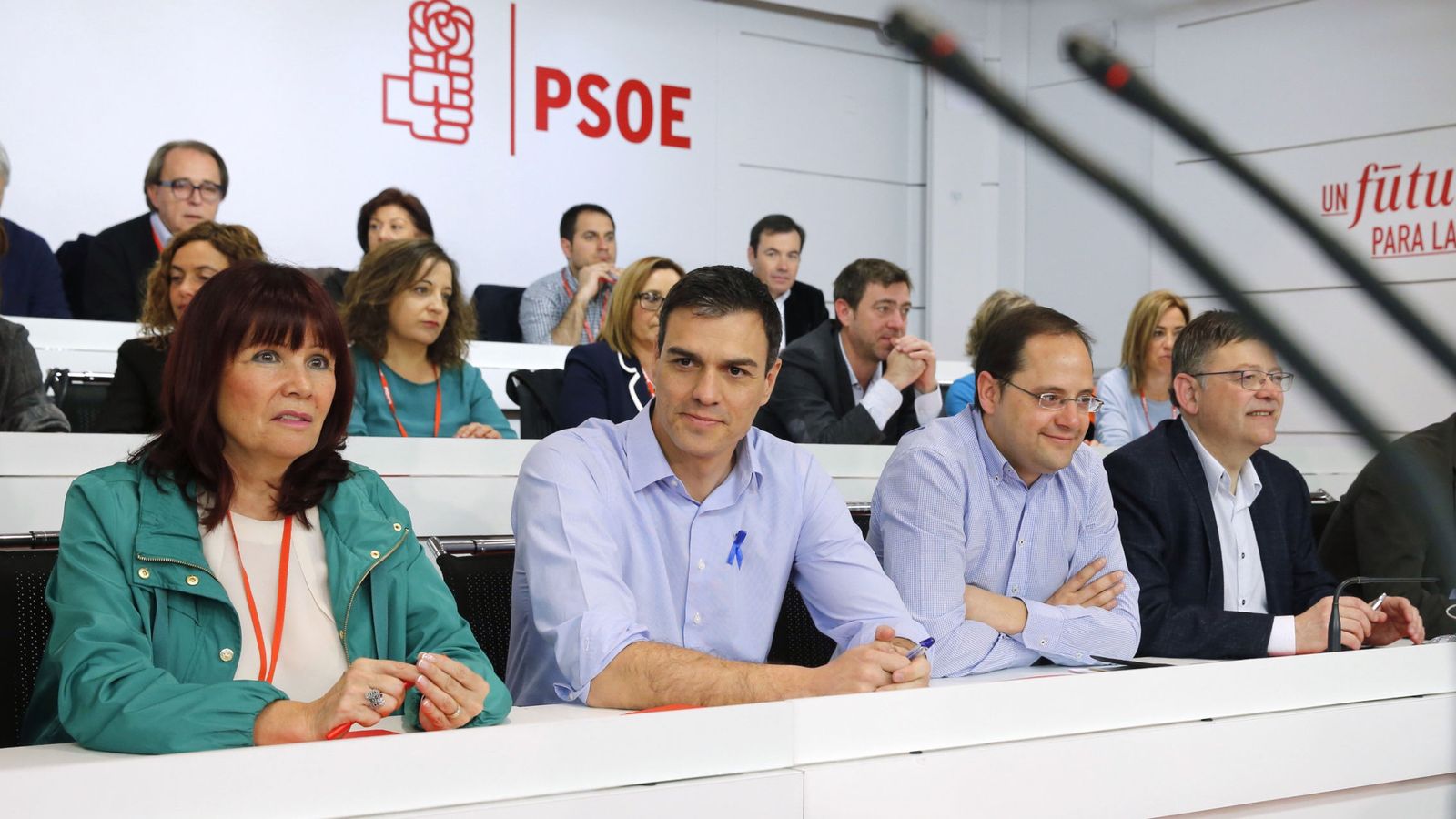 Foto: Pedro Sánchez, junto a la presidenta del partido, Micaela Navarro, y el secretario de Organización, César Luena, en el comité federal de este 2 de abril. (EFE)