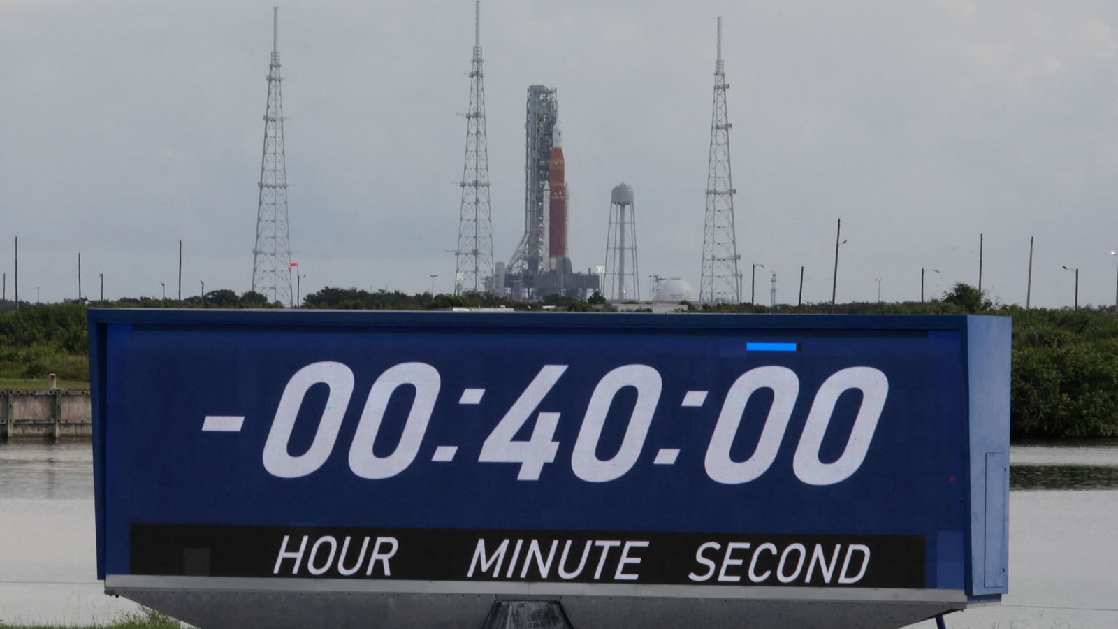 El Artemis I se muestra sobre el reloj de cuenta regresiva del sitio de prensa después de que se retrasara el lanzamiento en el Centro Espacial Kennedy. (Thom Baur/Reuters)