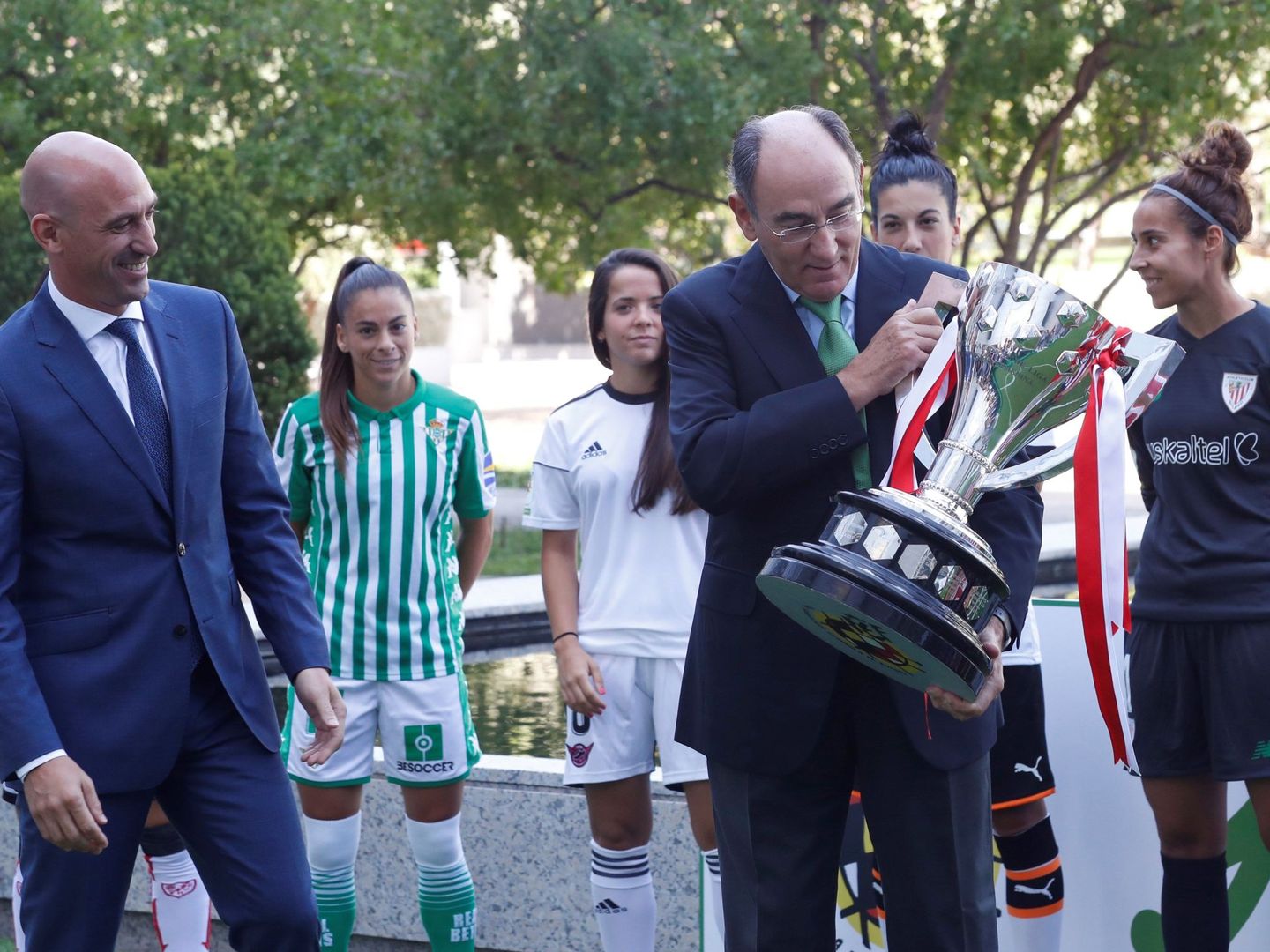 El presidente de Iberdrola, Ignacio Sánchez Galán, sostiene el trofeo de la Primera Iberdrola, ante el presidente de la RFEF, Luis Rubiales, y varias jugadoras. (EFE) 