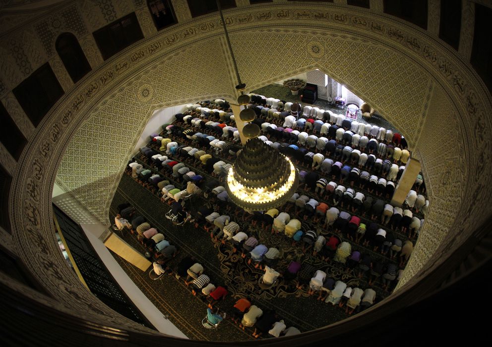 Foto: Musulmanes rezan en el segundo día del Ramadán en una mezquita de Fuengirola. (Reuters).