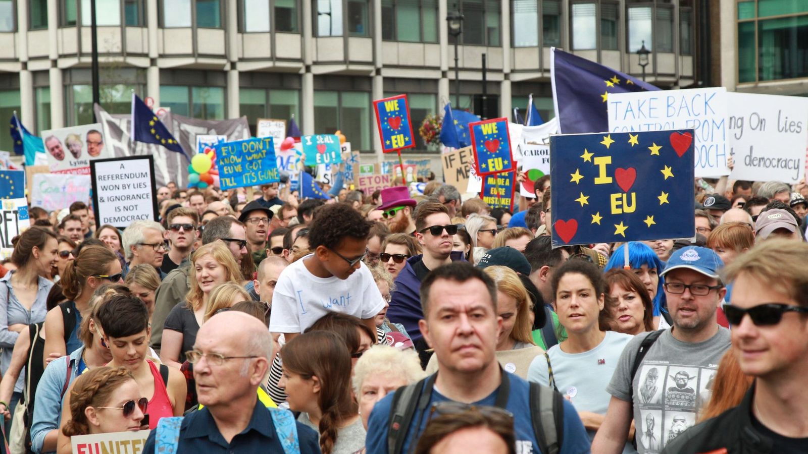 Foto: Medio kilómetro con miles de personas recorre el centro de Londres a favor de quedarse en la UE. (EFE)